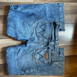 Women’s Wrangler flare Jeans, stretch.